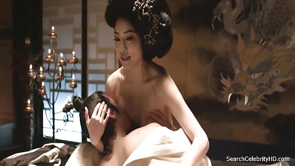 הילדה היפנית שולטת בפיזדוליז, מכריחה פורנו נשים מבוגרות מוצצות לצפיה חינם אותו ללקק ולהחזיק את זין הגומי בפיו.